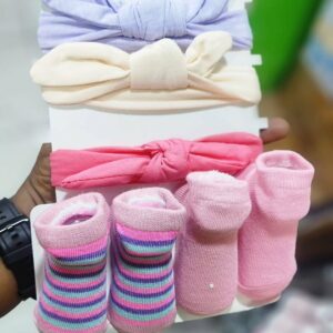 Coffret 5 Pièces Bandeaux & Chaussettes Bébé – Douceur et Style pour Nouveau-né  à 12Mois| Bambinerie Maternita Dakar