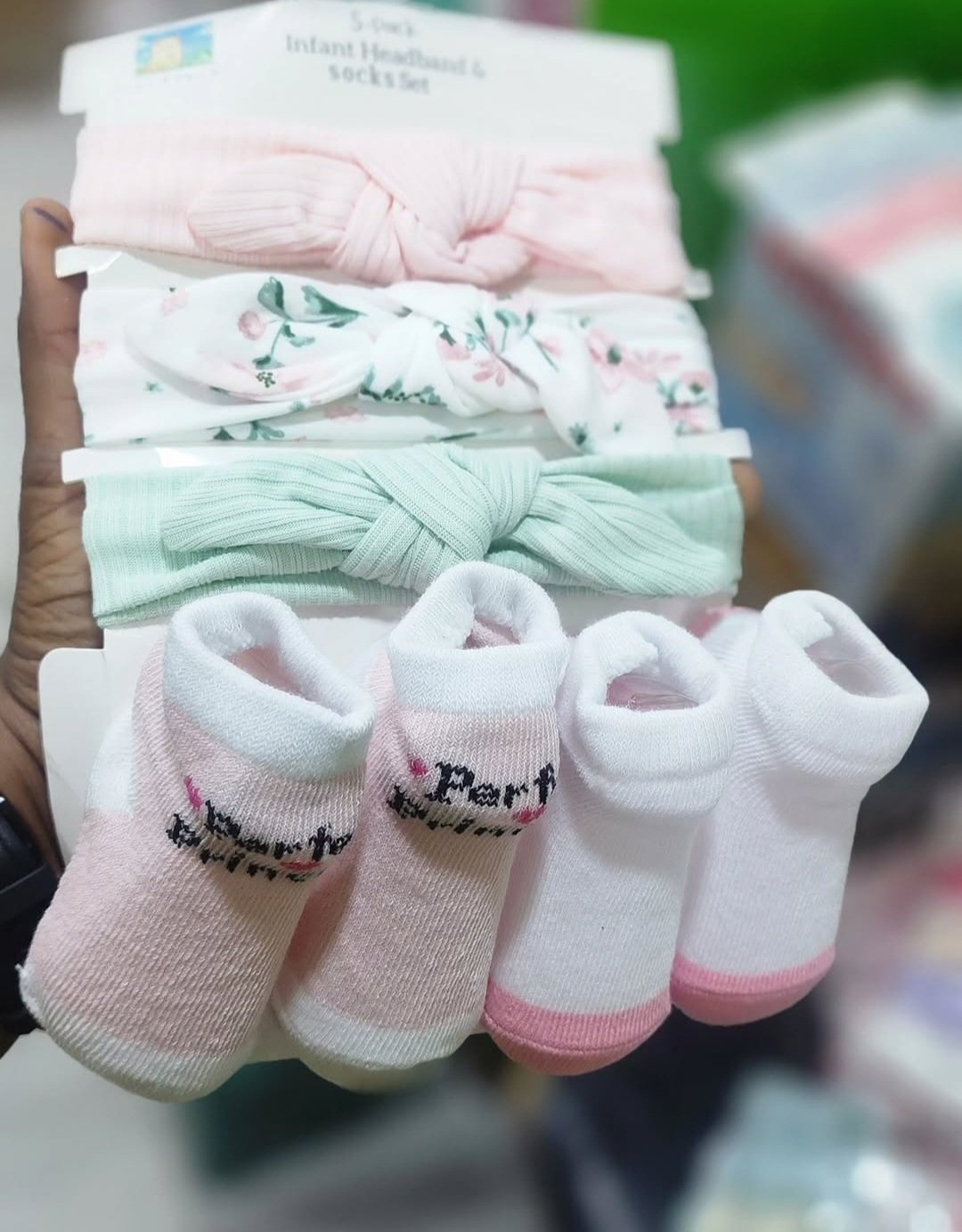Coffret 5 Pièces Bandeaux & Chaussettes Bébé – Douceur et Style pour Nouveau-né à 12Mois| Bambinerie Maternita Dakar – Image 3