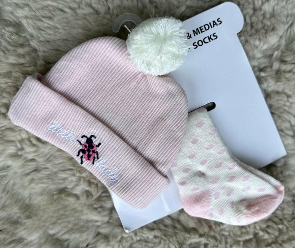 Bonnet Bébé avec Chaussettes Assorties – Douceur & Style pour Nouveau-né | Bambinerie Maternita Dakar
