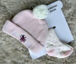 Bonnet Bébé avec Chaussettes Assorties – Douceur & Style pour Nouveau-né | Bambinerie Maternita Dakar
