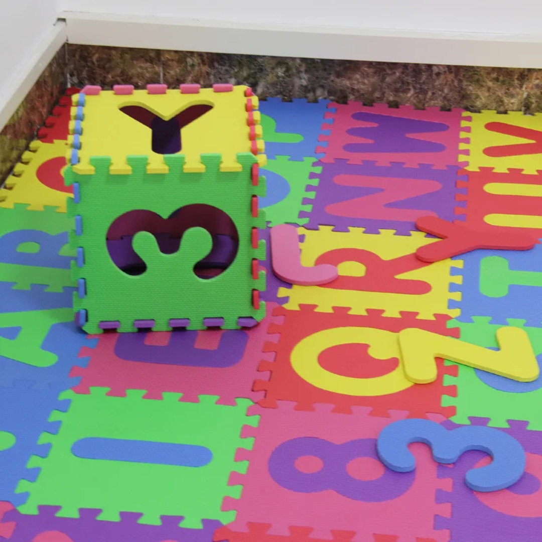 Tapis Puzzle Alphabet 26 Lettres de l’alphabet en Mousse EVA – 30 x 30 cm Maternita