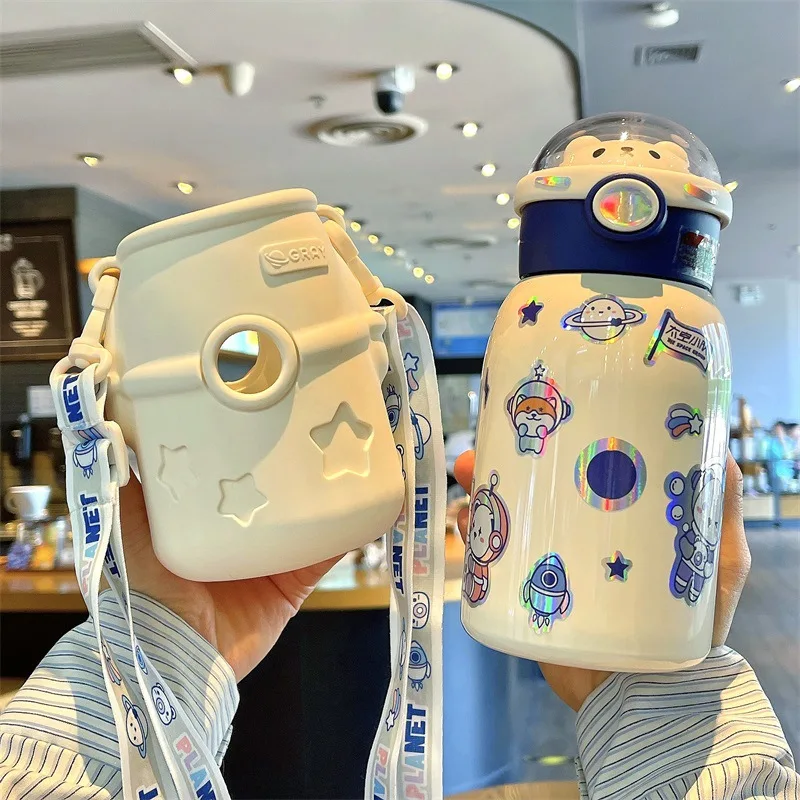 Gourde Isotherme Enfant Astronaute 500 ml avec Paille et Housse en Silicone – Bambinerie Maternita Dakar