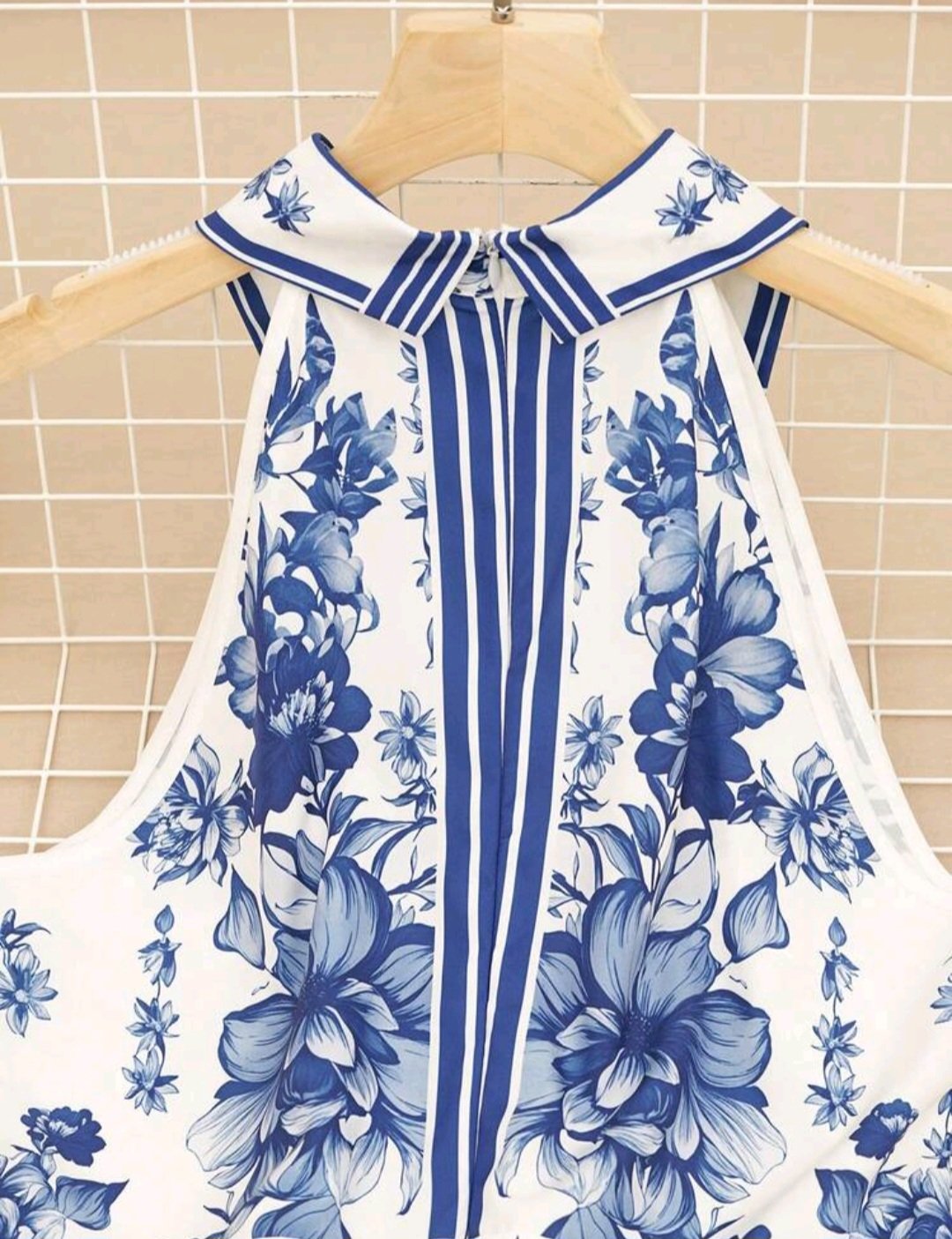 Robe Longue Femme Fleurie Porcelaine Bleue & Blanche – Élégance Rétro Chic | Bambinerie Maternita Dakar – Image 3