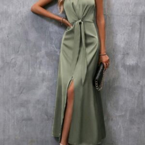 Robe Longue Satinée Vert Sauge à Nœud & Fente – Chic & Élégance Dakar