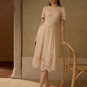 Robe Femme élégante beige en dentelle – Collection Maternita Dakar