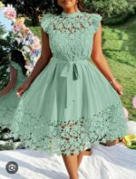 Robe élégante en dentelle ajourée. Maternita Dakar