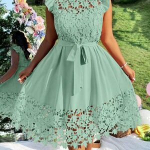 Robe élégante en dentelle ajourée. Maternita Dakar