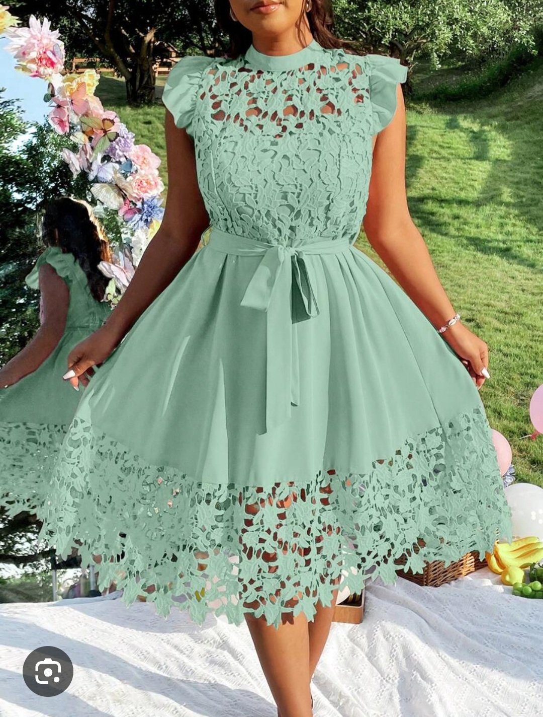 Robe élégante en dentelle ajourée. Maternita Dakar