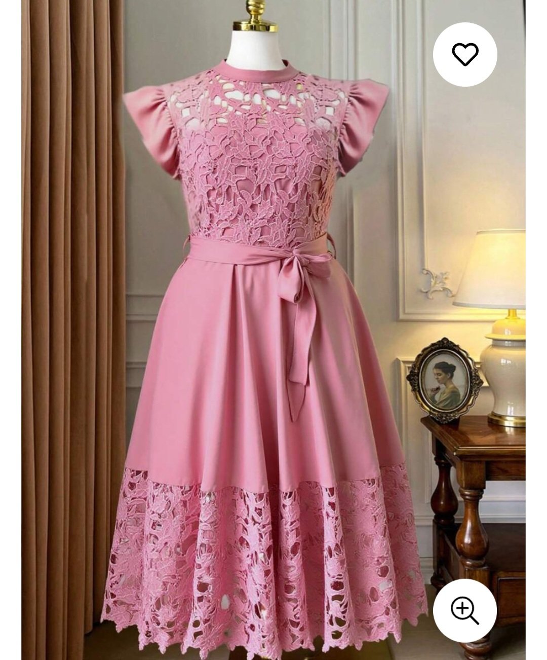 Robe élégante en dentelle ajourée. Maternita Dakar – Image 2