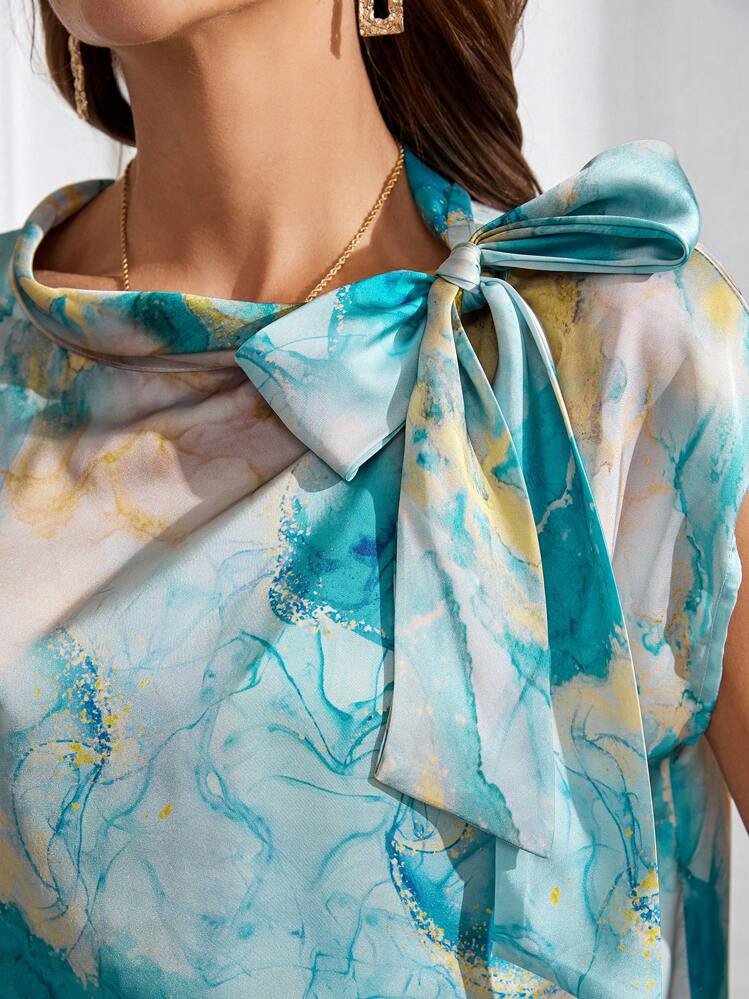 Top Femme Satiné Élégant à Col Nœud Papillon & Imprimé Marbré Turquoise – Maternita Dakar – Image 2