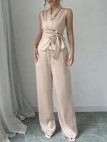 Ensemble pantalon chic femme beige champagne – Top cache-cœur avec nœud et pantalon fluide.Maternita Dakar
