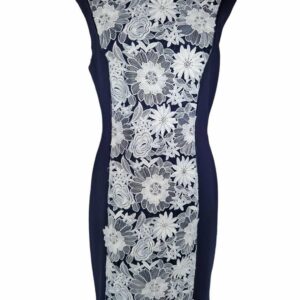 Robe fourreau mi-longue bleu nuit et dentelle florale blanche portée par une femme élégante - Bambinerie Maternita Dakar.