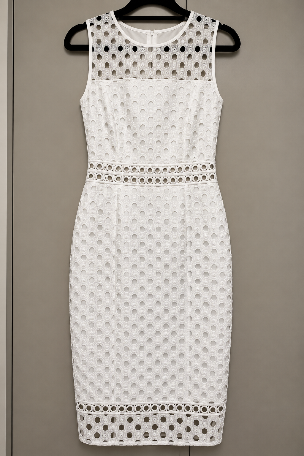 Robe Fourreau Femme Blanche en Dentelle Brodée Ajourée – Taille 40-42 (L) | Bambinerie & Maternité Dakar – Image 2