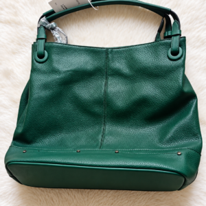 Sac fourre tout vert émeraude en cuir grainé pour maman, neuf avec étiquette, vendu en déstockage dans une bambinerie maternité à Dakar.