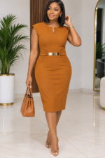 Femme portant la robe fourreau camel chic déstockage Bambinerie Maternita Dakar taille 40-42