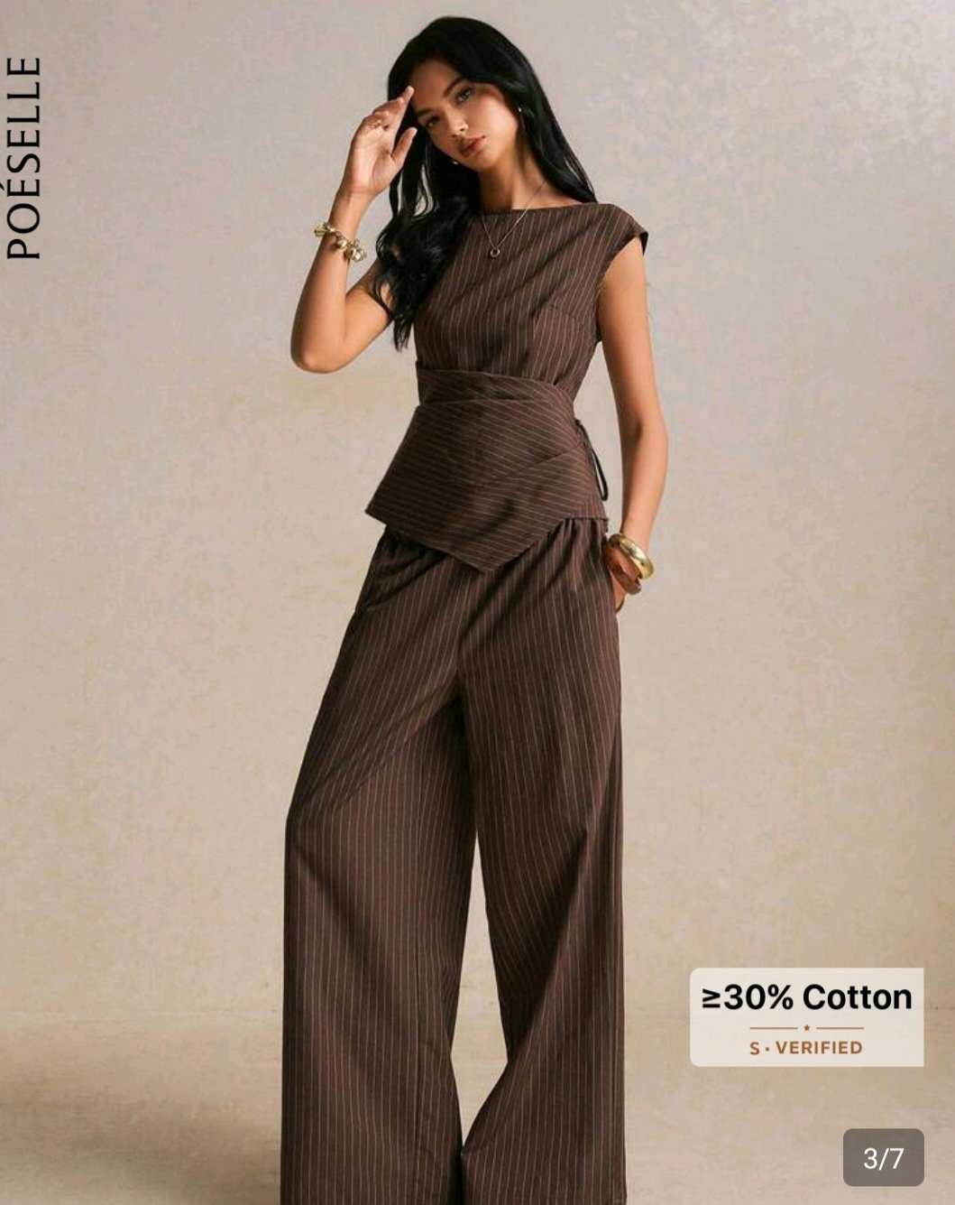Détail de la coupe cintrée et du tissu coton rayé marron ensemble femme