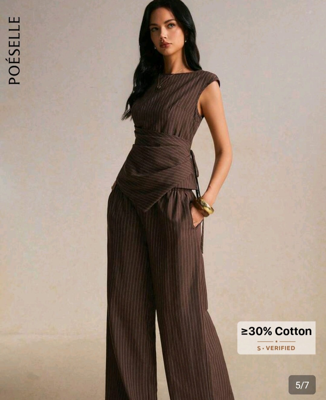 Détail de la coupe cintrée et du tissu coton rayé marron ensemble femme