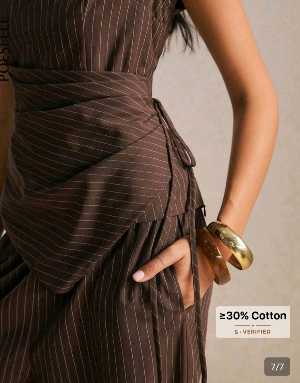 Détail de la coupe cintrée et du tissu coton rayé marron ensemble femme