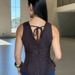 Haut péplum sans manches marron chocolat avec décolleté dentelle et dos noué taille 40 42 Bambinerie Maternita Dakar