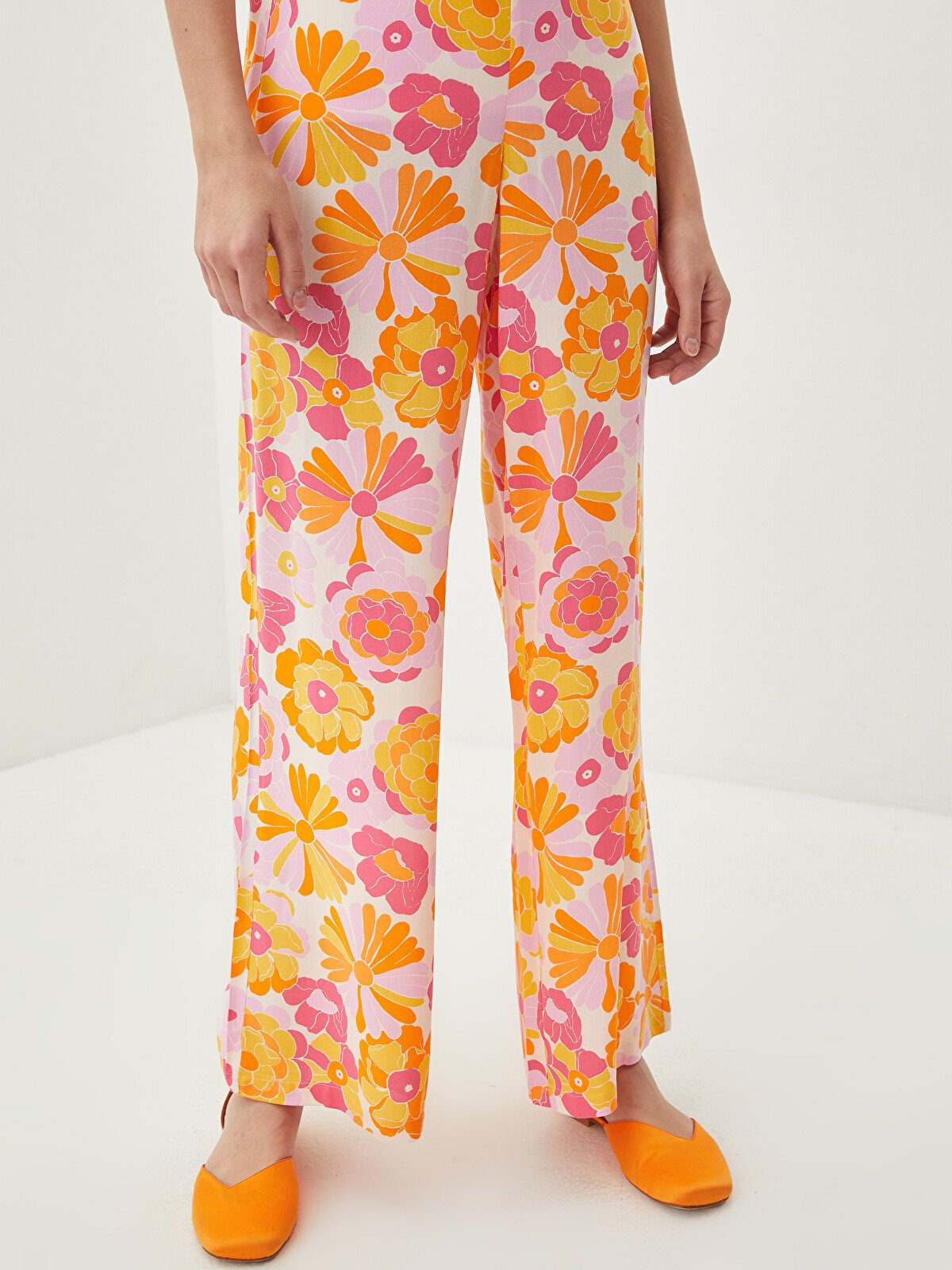 Pantalon fluide large a fleurs retro taille 40 destockage Maternita Dakar