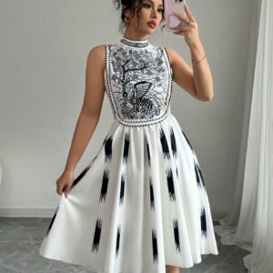 robe-patineuse-mi-longue-blanche-imprime-noir-col-montant-maternita-dakarrobe-patineuse-mi-longue-blanche-imprime-noir-col-montant-maternita-dakar