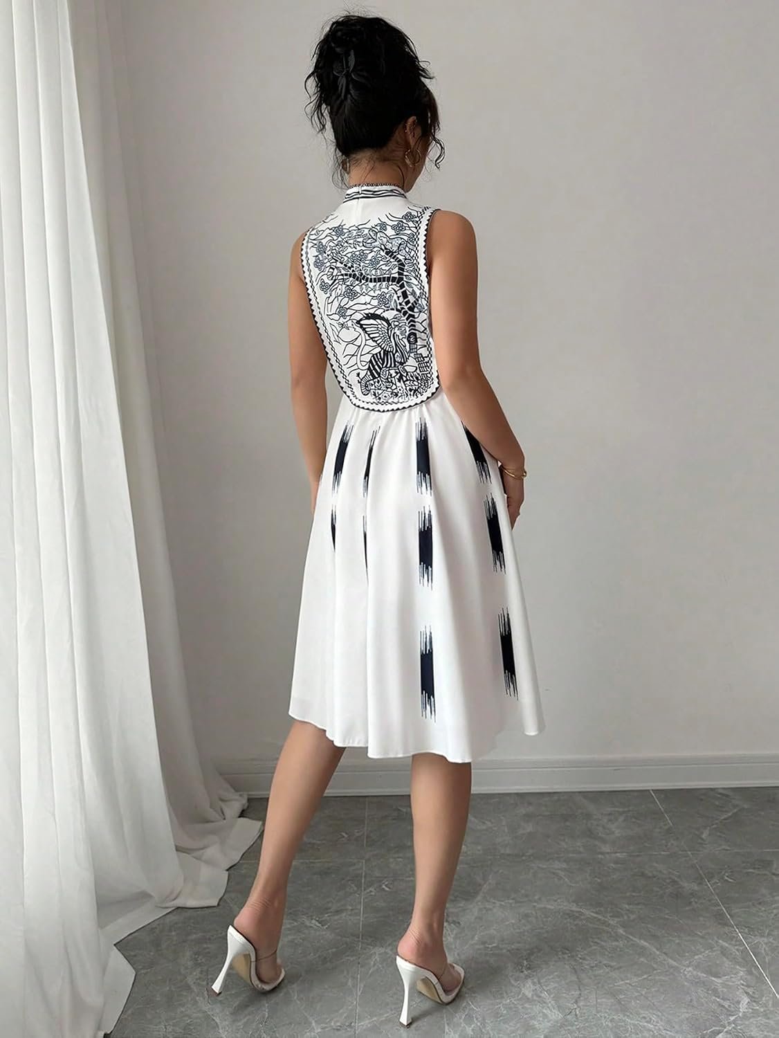 robe-patineuse-mi-longue-blanche-imprime-noir-col-montant-maternita-dakar