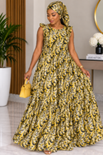 femme-portant-robe-longue-evasee-imprimee-jaune-avec-foulard-bambinerie-maternita-dakar