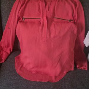 Femme portant une blouse fluide rose fuchsia taille 40 42 Bambinerie Maternita Dakar