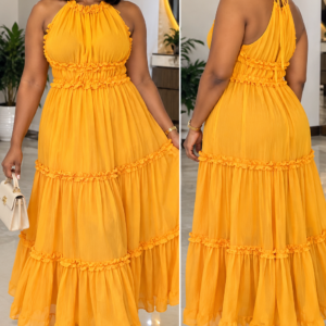 Femme portant une robe longue Mango jaune safran à volants - Bambinerie Maternità Dakar