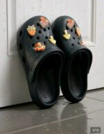 Sabots chaussures crocs noirs femme plateforme avec charms champignons Dakar pointure 40-41