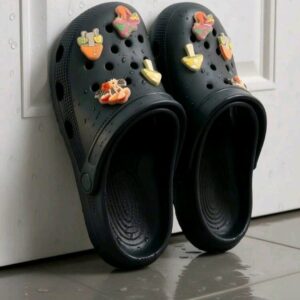 Sabots chaussures crocs noirs femme plateforme avec charms champignons Dakar pointure 40-41