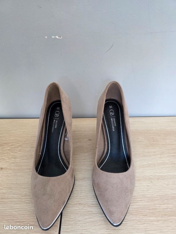 Escarpins suédine nude Grands Boulevards pointure 38 déstockage Bambinerie Maternita Dakar