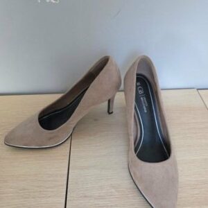Escarpins suédine nude Grands Boulevards pointure 38 déstockage Bambinerie Maternita Dakar