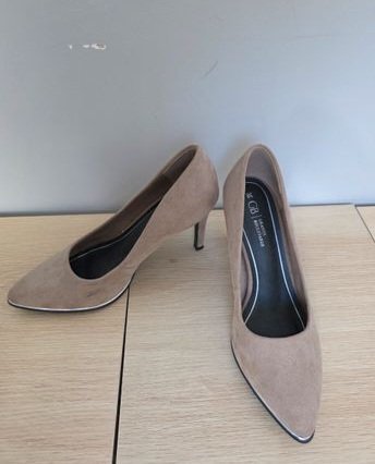 Escarpins suédine nude Grands Boulevards pointure 38 déstockage Bambinerie Maternita Dakar