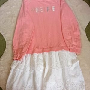 Jeune fille portant la robe ado 2-en-1 sweat rose selfie et jupe blanche broderie anglaise Maternita Dakar