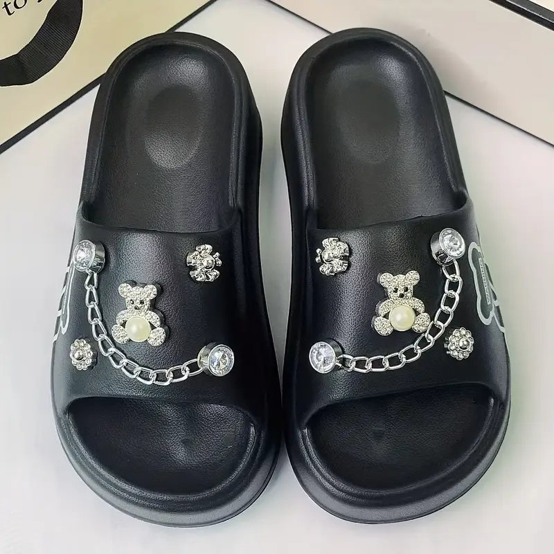 Chaussures crocs ouvertes Claquettes Compensées Noires Ornées de Bijoux Ours & Chaîne – Pointure 38 | Maternita Dakar – Image 2