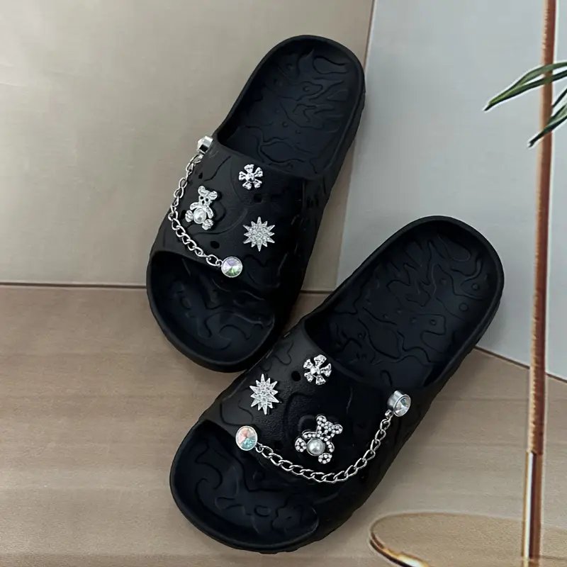 Chaussures crocs ouvertes Claquettes Compensées Noires Ornées de Bijoux Ours & Chaîne – Pointure 38 | Maternita Dakar – Image 3
