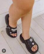 Chaussures crocs ouvertes Claquettes Compensées Noires Ornées de Bijoux Ours & Chaîne – Pointure 38 | Maternita Dakar