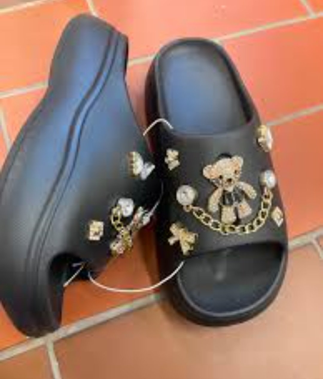 Chaussures crocs ouvertes Claquettes Compensées Noires Ornées de Bijoux Ours & Chaîne – Pointure 38 | Maternita Dakar – Image 4